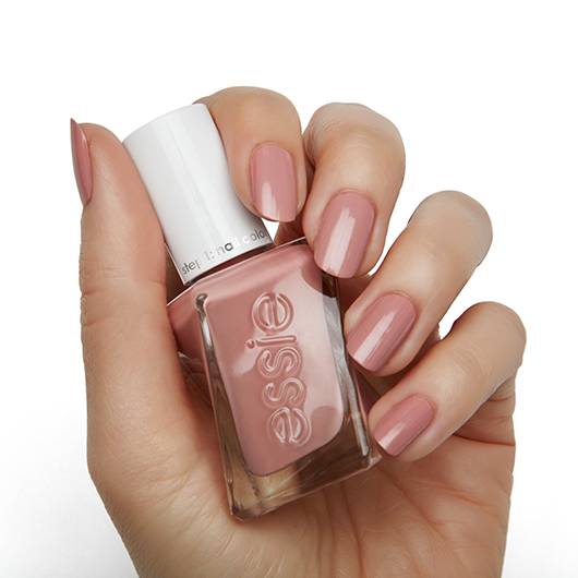ESSIE-gel-couture-princess-charming-on-hand-1_png.jpg