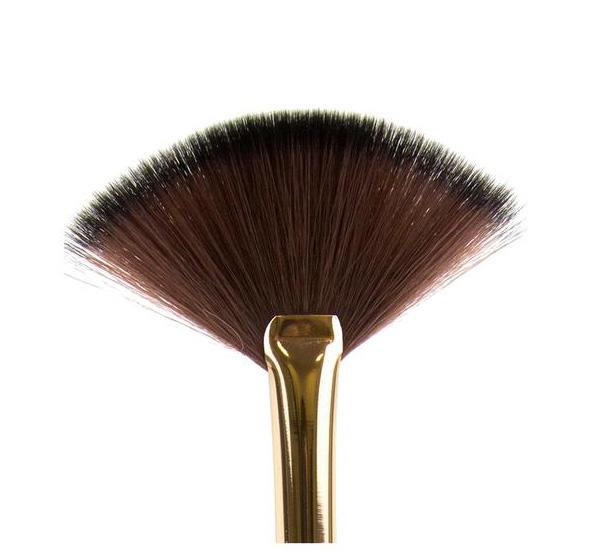 fan-brush-102-la-girl-2.jpg